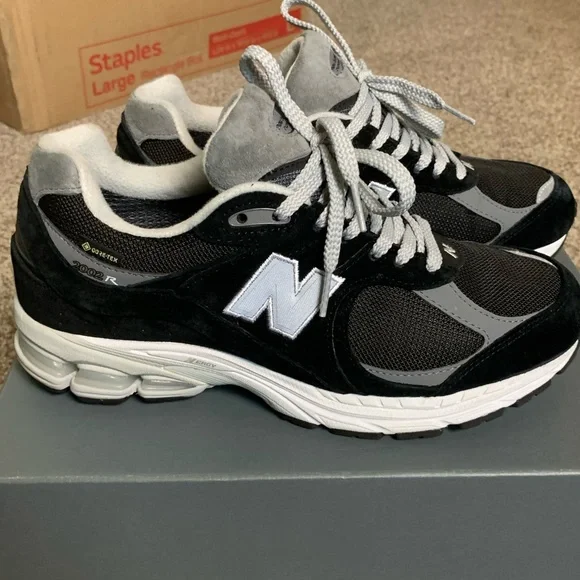New Balance 2002r Gore-tex size 9 - Picture 1 of 8